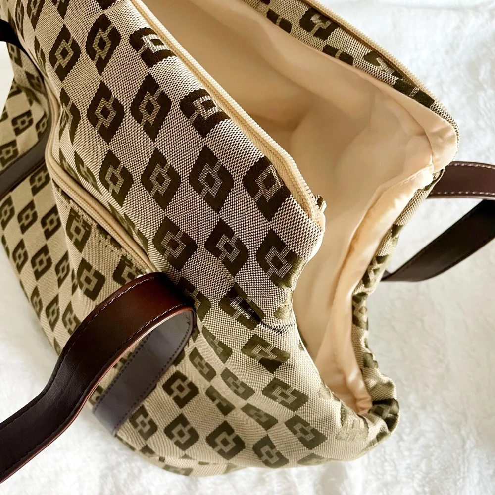 Pack n Paws pet carrier / dog carrier